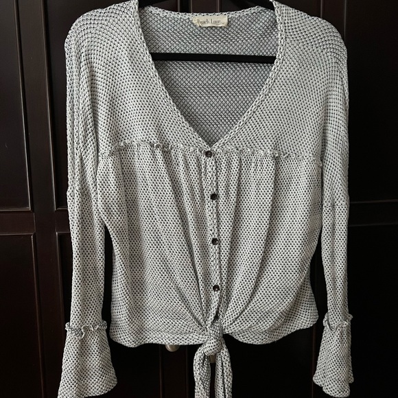 Peach Love Front Tie Top with Bell Sleeves - Color White and Black Size Small - Picture 5 of 6